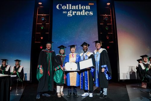 명예박사 학위 받는 이광형 총장(가운데)