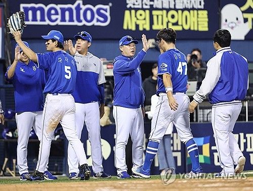 선수들 격려하는 박진만 감독