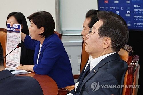 쌍방울 대북송금 관련 발언 듣는 이재명 대표