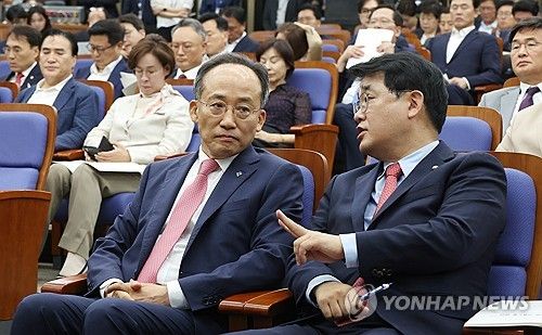 대화하는 추경호 원내대표와 배준영 원내수석부대표
