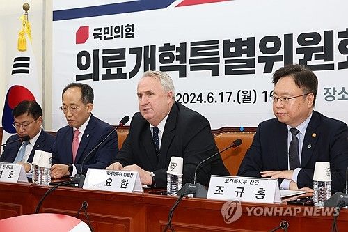 발언하는 인요한 의료개혁특위 위원장