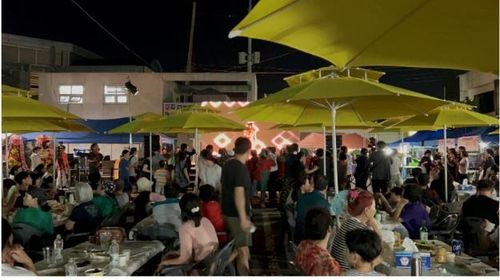  대전시 문창전통시장 '챔피언 야시장'에 모인 관광객