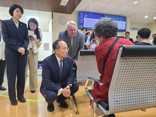 보라매병원 찾은 환자와 대화하는 추경호 원내대표