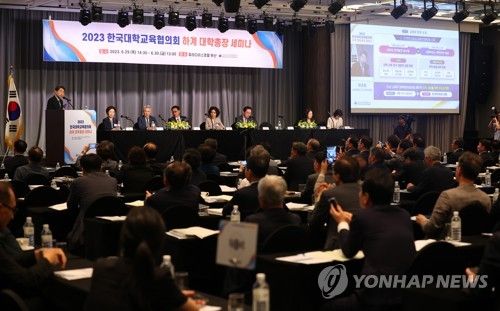 하계 대학총장 세미나에서 발표하는 이주호 장관