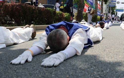 오체투지하는 모습