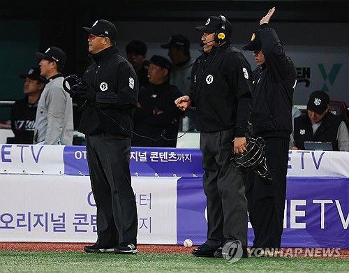 비디오 판독하는 심판들