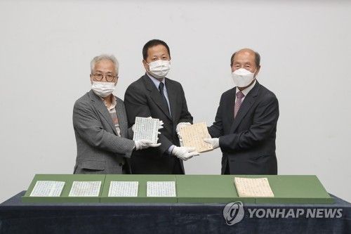 2022년 묘지 기증식에 참석한 김강원 씨 (가운데) 