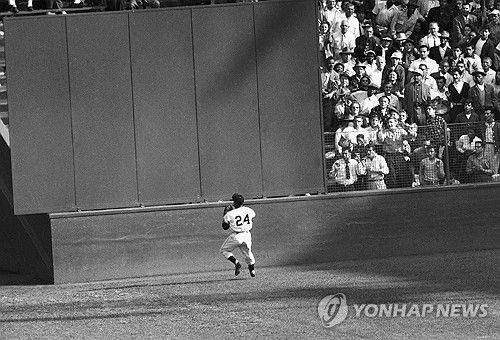 MLB 역사상 가장 위대한 수비인 메이스의 ' 더 캐치' 장면