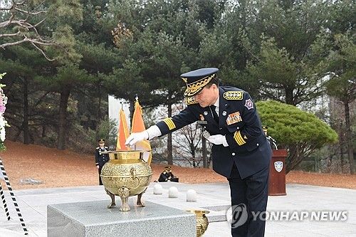 소방충혼탑서 분향하는 남화영 소방청장