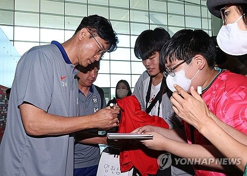 팬들에게 사인해주는 김도훈 감독