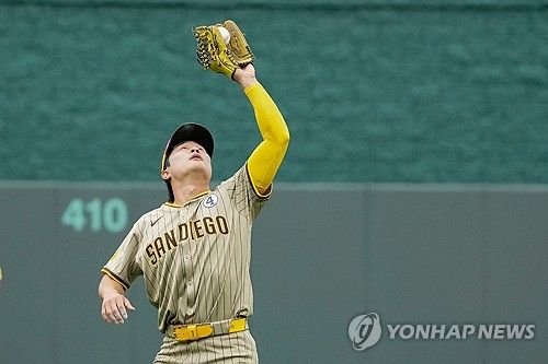 1회 뜬공을 잡는 김하성 