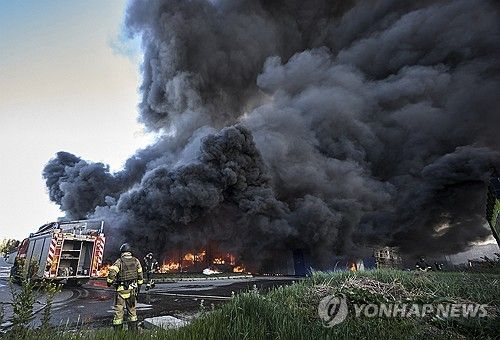 러시아군의 폭격으로 불길이 치솟는 하르키우의 대형마트