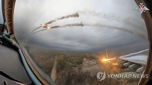 우크라이나 상공에서 로켓을 발사하는 러시아군 수호이(SU)-25 공격기