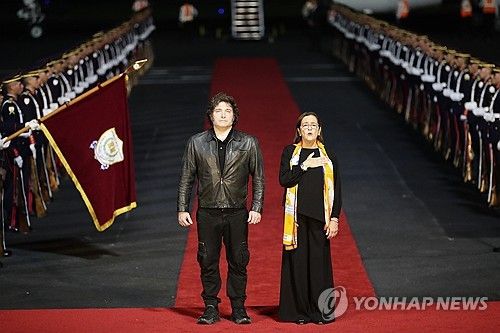 엘살바도르에 도착한 밀레이 아르헨티나 대통령