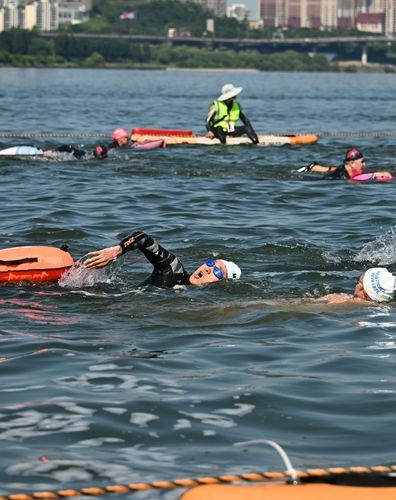오세훈 서울시장이 상급자 코스인 수영 1km에 참여해 헤엄치고 있다.