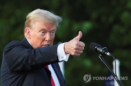 엄지손가락 들어 보이는 트럼프