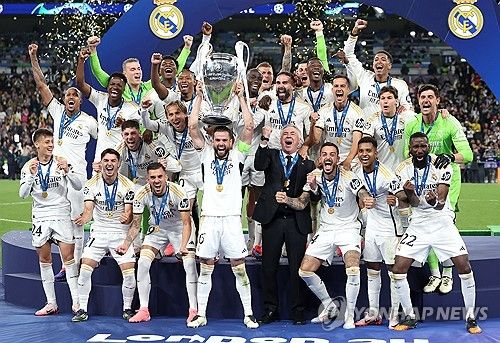 우승 트로피 들어올리는 레알 마드리드