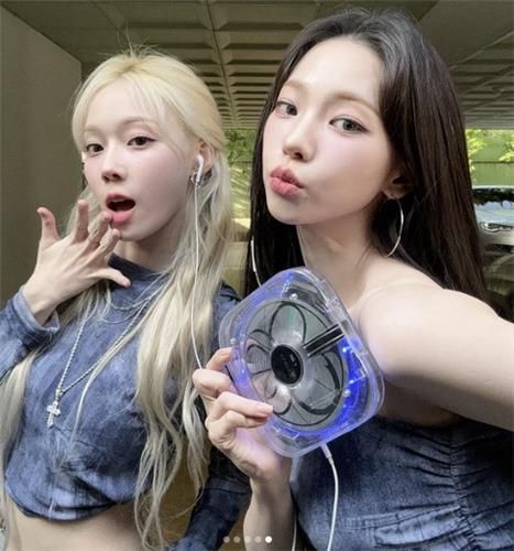 CD플레이어 들고 있는 윈터(왼쪽)와 카리나