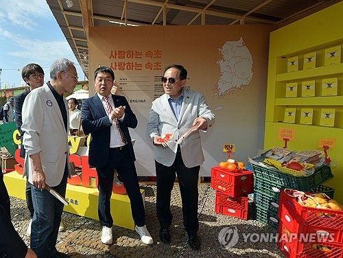 '문화도시 박람회' 참가 부스 둘러보는 유인촌 장관