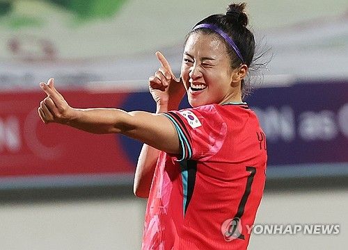 최유리 '귀여운 세리머니'