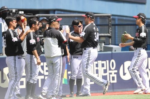 동료들과 하이파이브 하는 엔스(오른쪽에서 두 번째)