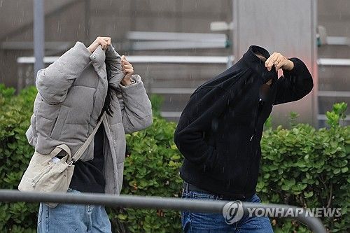 소나기 맞는 시민들