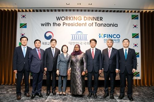 사미아 술루후 하산 대통령(왼쪽 5번째)이 권성동 의원(왼쪽 3번째), 박상우 국토교통부 장관(오른쪽 3번째), 이은재 K-FINCO 이사장(왼쪽 4번째), 삼성물산 지형근 부사장(왼쪽 첫번째), 신홍균 K-FINCO 운영위원장(왼쪽 2번재), 정원주 대우건설 회장(오른쪽 2번째), 운영준 현대건설 사장(오른쪽 1번째)과 기념촬영을 하고 있다. [전문건설공제조합 제공. 재판매 및 DB 금지]