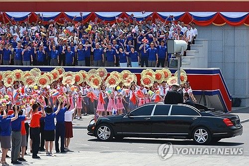 벤츠 차량 타고 이동하는 북러 정상
