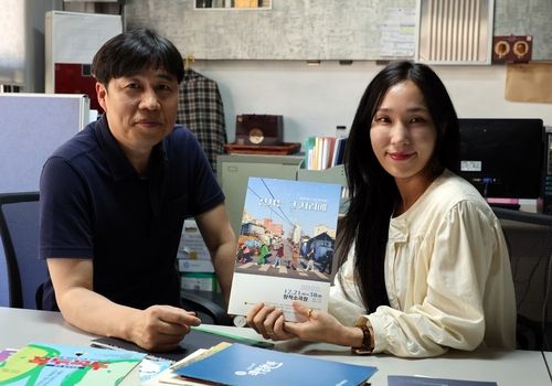 홍석찬 창작극회 대표(왼쪽)와 류가연 창작소극장 운영자 