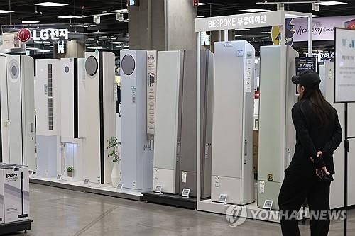 에어컨 살펴보는 시민