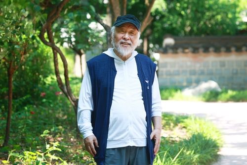 연합뉴스와 인터뷰하는 가수 김도향