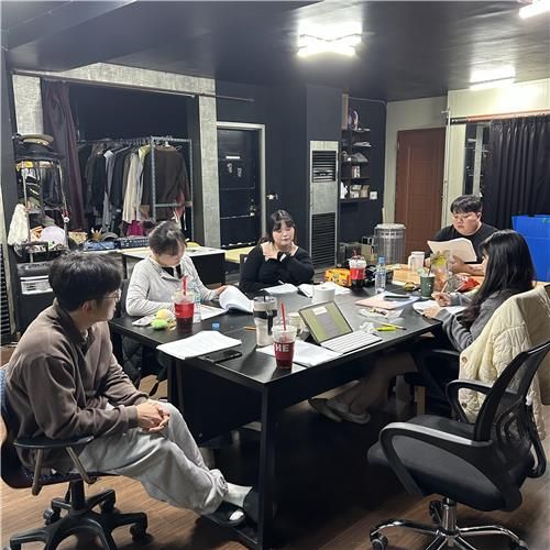 회의하는 창작극회 배우들