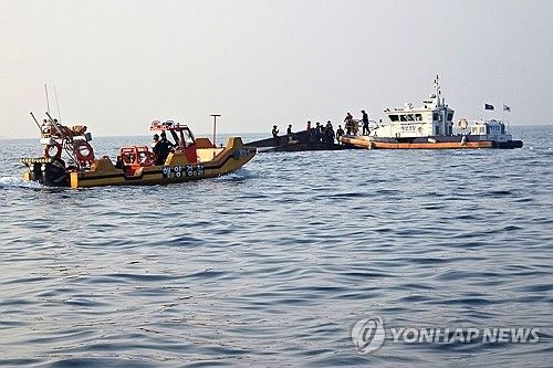 어선 전복사고 실종자 찾는 해경