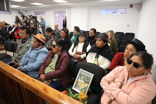 재판 방청하는 페루 주민들