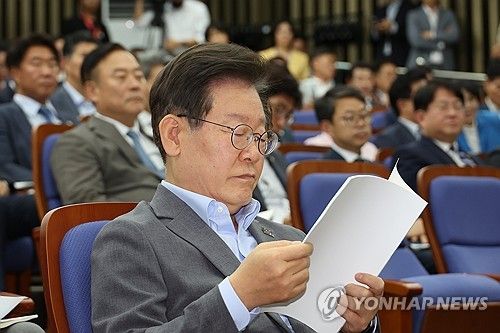 긴급의총 자료 보는 이재명 대표