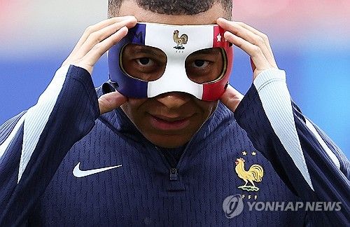 마스크 착용한 음바페