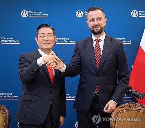 '손도장 악수' 하는 한·폴 국방장관