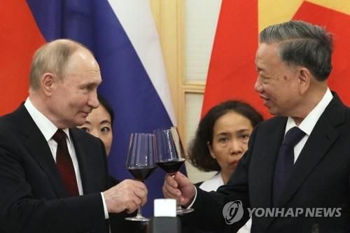 또 럼 베트남 국가주석과 건배하는 푸틴