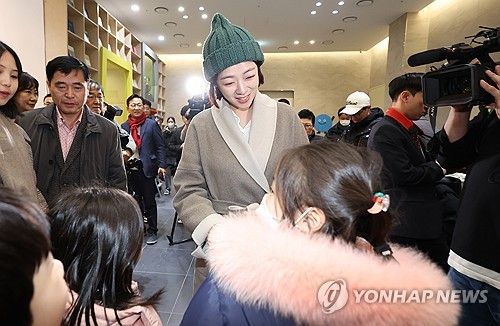 아이들과 인사하며 웃는 배현진 의원