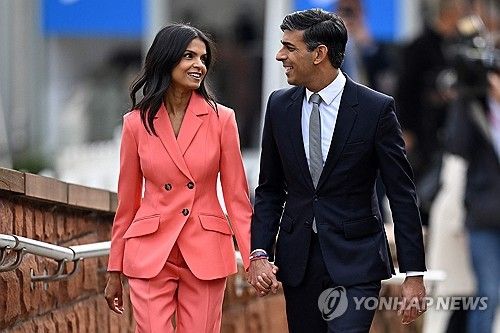 수낵 총리와 부인 무르티 여사