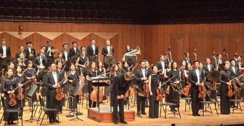 공연을 마치고 관객에게 인사하는 바실리 페트렌코와 서울시향 단원들