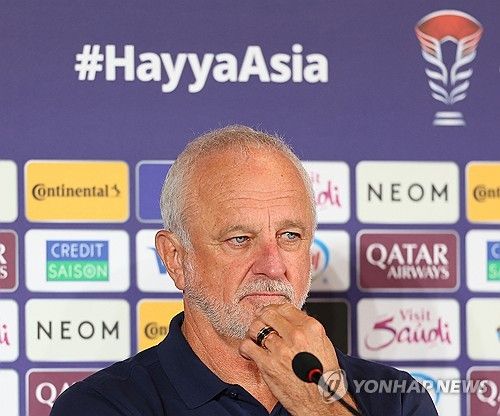 공식 기자회견 하는 호주 그레이엄 아널드 감독