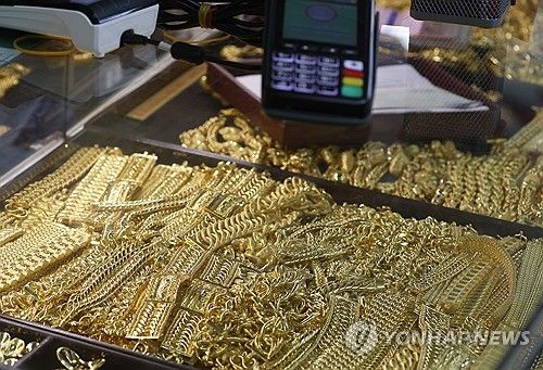 판매대에 쌓인 귀금속