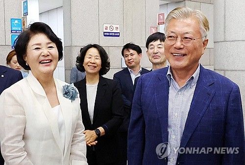 광주예술의전당 찾은 문재인 전 대통령 부부