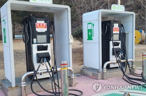 고장 난 전기차 충전기