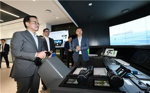 HD한국조선해양 미래기술연구원 방문한 최상목 부총리 겸 기획재정부 장관