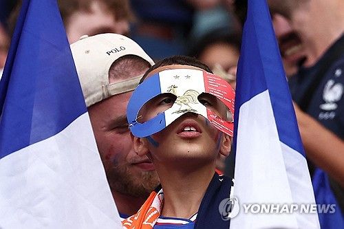 킬리안 음바페의 안면 보호대를 따라 착용한 프랑스 축구팬