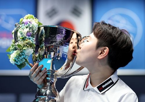 우승 트로피에 입을 맞추는 김세연