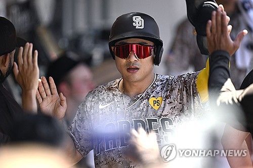 득점한 뒤 환영받는 김하성