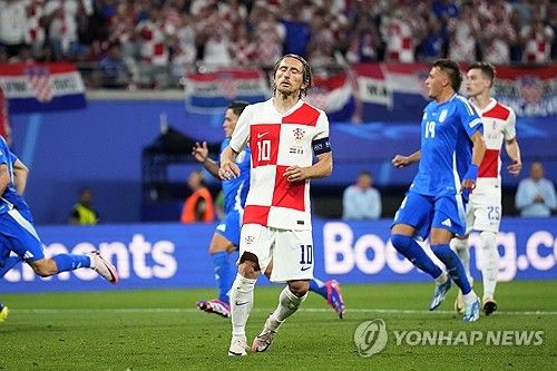 페널티킥 실축에 아쉬워하는 크로아티아의 루카 모드리치